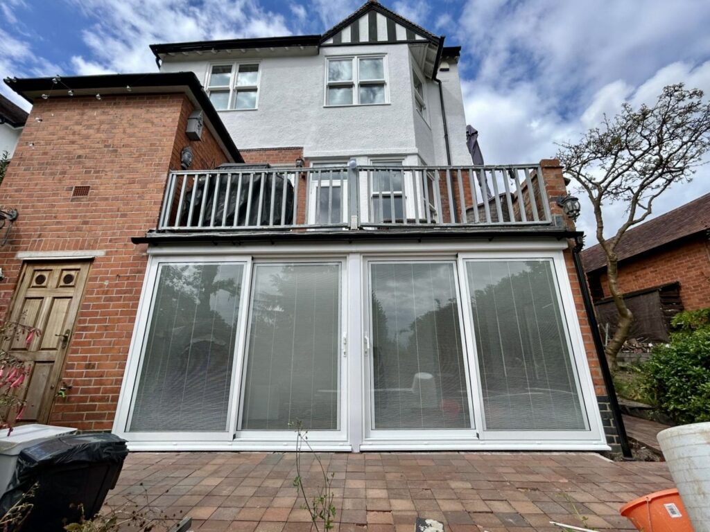 Aluminium sliding patio doors with integrated blinds