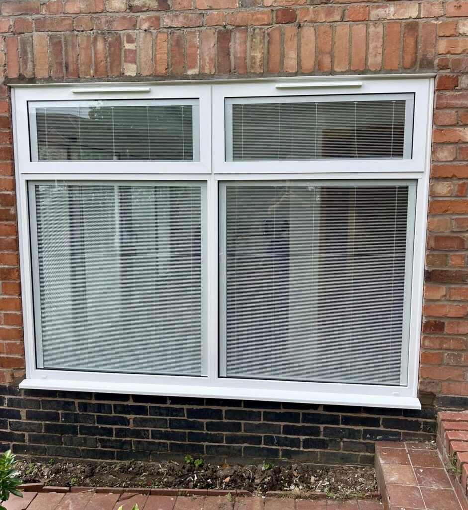 Aluminium window with magnetic integrated blinds inside glazed unit