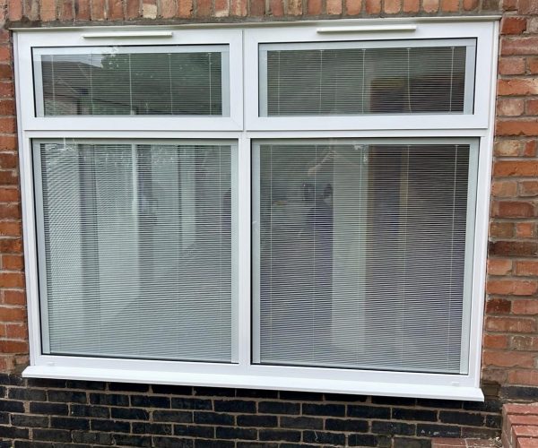 Aluminium window with magnetic integrated blinds inside glazed unit
